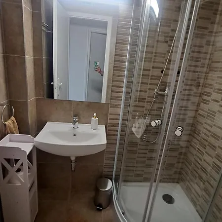 Ikon Vendeghaz 3* שיופוק