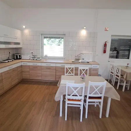 Ikon Vendeghaz 3* שיופוק